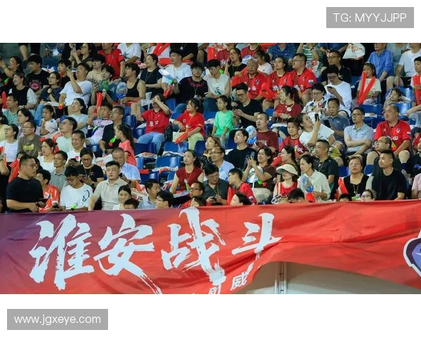 中国足球超级联赛新赛季揭幕战激烈展开 多支球队阵容大换血欲争冠