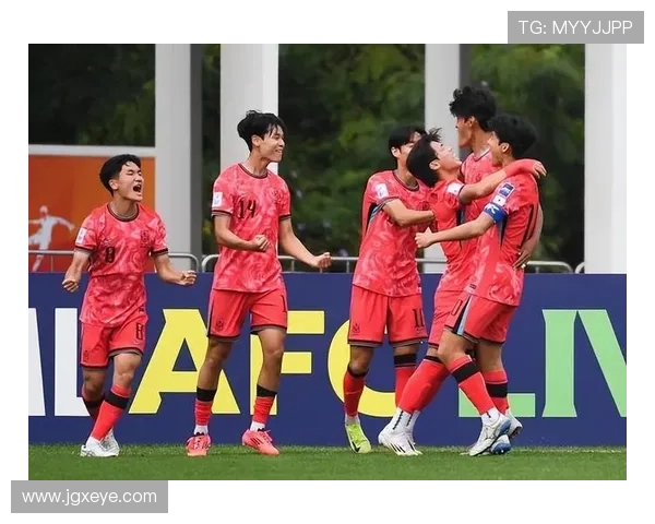 世界杯预选赛：中国男足激战日韩，争夺晋级名额全力以赴