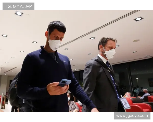 网球赛事动态：德约科维奇夺冠再创历史，年轻选手表现惊艳挑战传统强者