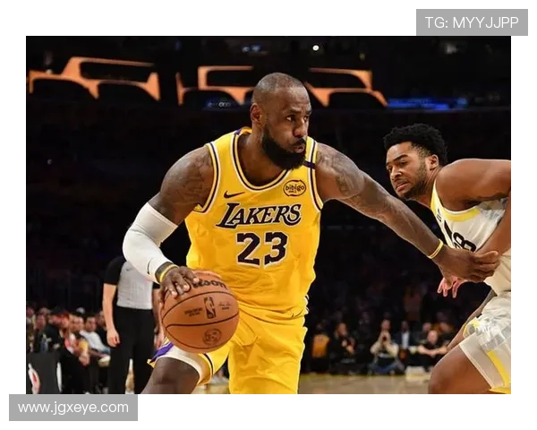 詹姆斯复出助湖人迎战勇士，浓眉发挥出色带队拿下关键胜利