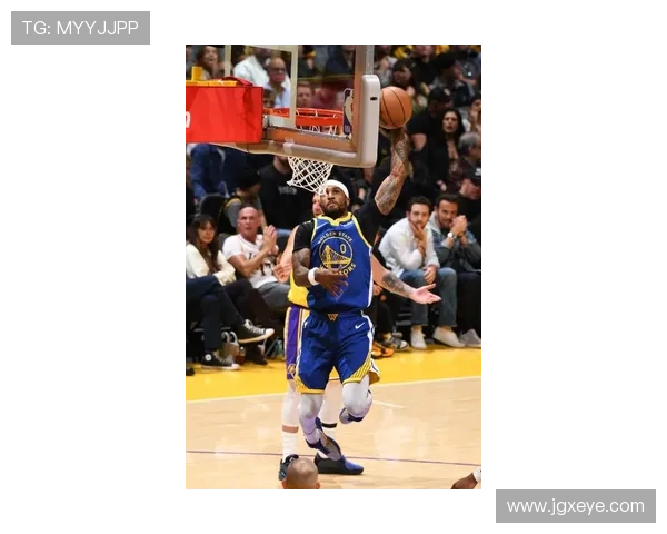 《勇士队力克湖人迎来赛季首胜 库里三分火力全开带队取胜》